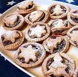 England: Mince Pies  In Irland und Großbritannien kommen die runden Gebäckstücke zur Weihnachtszeit auf den Tisch. Sie sind mit sogenanntem Mincemeat gefüllt, dabei handelt es sich aber keinesfalls um Fleisch. Die Füllung besteht aus zerhackten Früchten wie Äpfeln, kandierten Orangen und Rosinen. Wer will, verbackt auch Walnüsse oder Mandeln in den runden Törtchen.    Gewürze wie Zimt, Nelken und Muskat runden den Geschmack ab und stehen stellvertretend für die Gaben der drei Weisen aus dem Morgenland. 