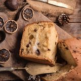 Italien: Panettone  Was wäre Italien ohne seine Panettone? Die Mailänder Kuchenspezialität wirkt auf den ersten Blick unspektakulär, steckt aber voller Aromen aus kandierten Früchten und Rosinen. Für die typische Form sorgt eine Papiermanschette, in der der Teig beim Backen nach oben steigt und sich im Anschluss über den Rand wölbt.   Industriell gefertigte Panettone gibt es oft auch in deutschen Supermärkten zu kaufen.