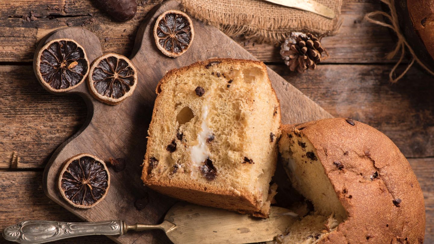 Italien: Panettone  Was wäre Italien ohne seine Panettone? Die Mailänder Kuchenspezialität wirkt auf den ersten Blick unspektakulär, steckt aber voller Aromen aus kandierten Früchten und Rosinen. Für die typische Form sorgt eine Papiermanschette, in der der Teig beim Backen nach oben steigt und sich im Anschluss über den Rand wölbt.   Industriell gefertigte Panettone gibt es oft auch in deutschen Supermärkten zu kaufen.