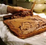 Frankreich: Bûche de Noël  Der Bûche de Noël bedeutet übersetzt so viel wie "Weihnachtsholzscheit". Fertig gebacken erinnert er tatsächlich an ein Stück Holz, sowohl in der Form als auch in der Maserung. Der braune Biskuitteig wird mit einer Creme bestrichen und zylinderförmig aufgerollt. Rum oder Espresso verfeinern den Geschmack.