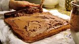 Frankreich: Bûche de Noël  Der Bûche de Noël bedeutet übersetzt so viel wie "Weihnachtsholzscheit". Fertig gebacken erinnert er tatsächlich an ein Stück Holz, sowohl in der Form als auch in der Maserung. Der braune Biskuitteig wird mit einer Creme bestrichen und zylinderförmig aufgerollt. Rum oder Espresso verfeinern den Geschmack.