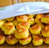 Schweden: Lussekatter  Schön gelb, so müssen die perfekten Lussekater aussehen. Dafür sorgt der Inhaltsstoff Safran. In Schweden gibt es das Gebäck traditionell zum Luciafest am 13. Dezember. Am besten schmeckt dazu Kaffee oder Glögg. 