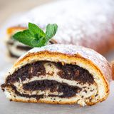 Ungarn: Mohnrolle  Die Spezialität wird in Ungarn ganzjährig gegessen, ist aber besonders in der Adventszeit beliebt. Für die Füllung werden Milch, gemahlener Mohn und Zucker aufgekocht, bis ein samtiger Brei entsteht. Die Rolle kann auch mit einer Creme aus Walnuss befüllt werden.