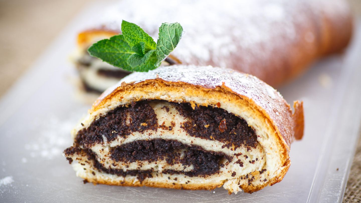 Ungarn: Mohnrolle  Die Spezialität wird in Ungarn ganzjährig gegessen, ist aber besonders in der Adventszeit beliebt. Für die Füllung werden Milch, gemahlener Mohn und Zucker aufgekocht, bis ein samtiger Brei entsteht. Die Rolle kann auch mit einer Creme aus Walnuss befüllt werden.