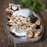Deutschland: Christstollen  Den besten Christstollen soll es in Dresden geben. Ein eigener Schutzverein kümmert sich dort sogar darum, dass niemand an dem Traditionsgebäck herumpfuscht. Und so wird er gemacht: Bäcker stellen aus Mehl, Hefe und Milch einen schweren Hefeteig her, in den Nüsse, Orangeat, Zitronat und Rosinen eingeknetet werden. Nach dem Backen wird der Stollen gebuttert und gezuckert.