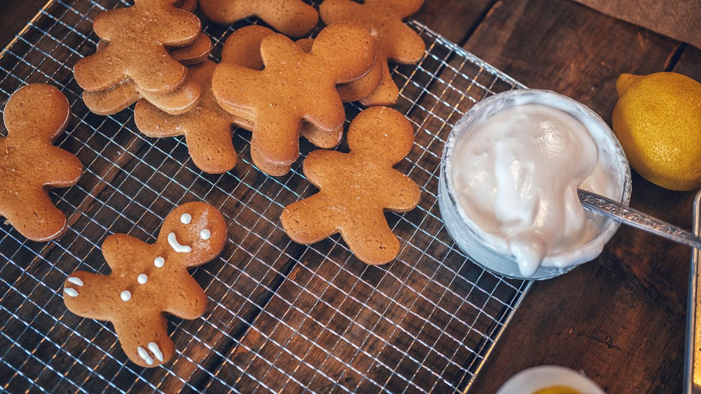 Süße Spezialitäten: USA: Gingerbread-Cookies Die Lebkuchen-Männer sind in den USA zur Weihnachtszeit ausgesprochen beliebt. Zimt, etwas Ingwer und reichlich Butter sorgen für den unverwechselbaren Geschmack. Die schöne braune Farbe kommt von der Melasse, einem dunkelbraunen Zuckersirup, der in den Teig eingerührt wird. USA: Gingerbread-Cookies Die Lebkuchen-Männer sind in den USA zur Weihnachtszeit ausgesprochen beliebt. Zimt, etwas Ingwer und reichlich Butter sorgen für den unverwechselbaren Geschmack. Die schöne braune Farbe kommt von der Melasse, einem dunkelbraunen Zuckersirup, der in den Teig eingerührt wird.