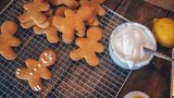 USA: Gingerbread-Cookies  Die Lebkuchen-Männer sind in den USA zur Weihnachtszeit ausgesprochen beliebt. Zimt, etwas Ingwer und reichlich Butter sorgen für den unverwechselbaren Geschmack. Die schöne braune Farbe kommt von der Melasse, einem dunkelbraunen Zuckersirup, der in den Teig eingerührt wird.