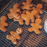 USA: Gingerbread-Cookies  Die Lebkuchen-Männer sind in den USA zur Weihnachtszeit ausgesprochen beliebt. Zimt, etwas Ingwer und reichlich Butter sorgen für den unverwechselbaren Geschmack. Die schöne braune Farbe kommt von der Melasse, einem dunkelbraunen Zuckersirup, der in den Teig eingerührt wird.