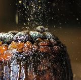 Australien: Christmas Pudding  Wie die Briten und Irländer schwören viele Australier auf ihren Christmas Pudding. Er enthält Trockenfrüchte, Gewürze, Eier, Nüsse, Brot und Rindernierenfett. Immer häufiger wird das tierische Fett jedoch durch Pflanzenfett ersetzt. Seine dunkle Farbe erhält er durch den Zucker, der während der Kochzeit karamellisiert.  Ursprünglich bestand der Christmas Pudding aus 13 Zutaten - ein Symbol für Jesus und die zwölf Apostel.