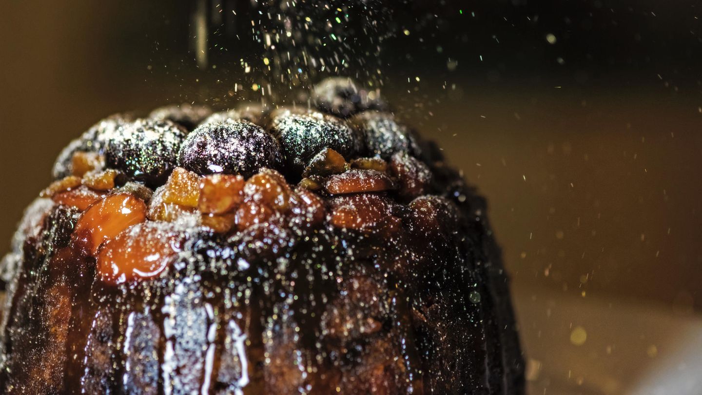 Süße Spezialitäten: Australien: Christmas Pudding Wie die Briten und Irländer schwören viele Australier auf ihren Christmas Pudding. Er enthält Trockenfrüchte, Gewürze, Eier, Nüsse, Brot und Rindernierenfett. Immer häufiger wird das tierische Fett jedoch durch Pflanzenfett ersetzt. Seine dunkle Farbe erhält er durch den Zucker, der während der Kochzeit karamellisiert. Ursprünglich bestand der Christmas Pudding aus 13 Zutaten - ein Symbol für Jesus und die zwölf Apostel. Australien: Christmas Pudding Wie die Briten und Irländer schwören viele Australier auf ihren Christmas Pudding. Er enthält Trockenfrüchte, Gewürze, Eier, Nüsse, Brot und Rindernierenfett. Immer häufiger wird das tierische Fett jedoch durch Pflanzenfett ersetzt. Seine dunkle Farbe erhält er durch den Zucker, der während der Kochzeit karamellisiert. Ursprünglich bestand der Christmas Pudding aus 13 Zutaten - ein Symbol für Jesus und die zwölf Apostel.