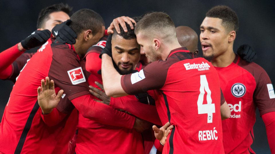Zu Kevin-Prince Boateng muss man eigentlich nicht mehr viel schreiben. Jeder Fußball-Fan kennt den Mann als "enfant terrible". Dass er ab und an ein kleiner Chaot ist, hat er mehrfach bewiesen. Dass er ein Chaot mit Herz ist, zeigte er beim Auswärtssieg seiner Frankfurter Eintracht in Berlin. Natürlich jubelte Boateng nicht. Er ist ein Kind Berlins, ist bei Hertha groß geworden. Und nach seinem satten Siegtreffer wirkte es fast, als wolle er sagen: Berlin, sorry, Baby!