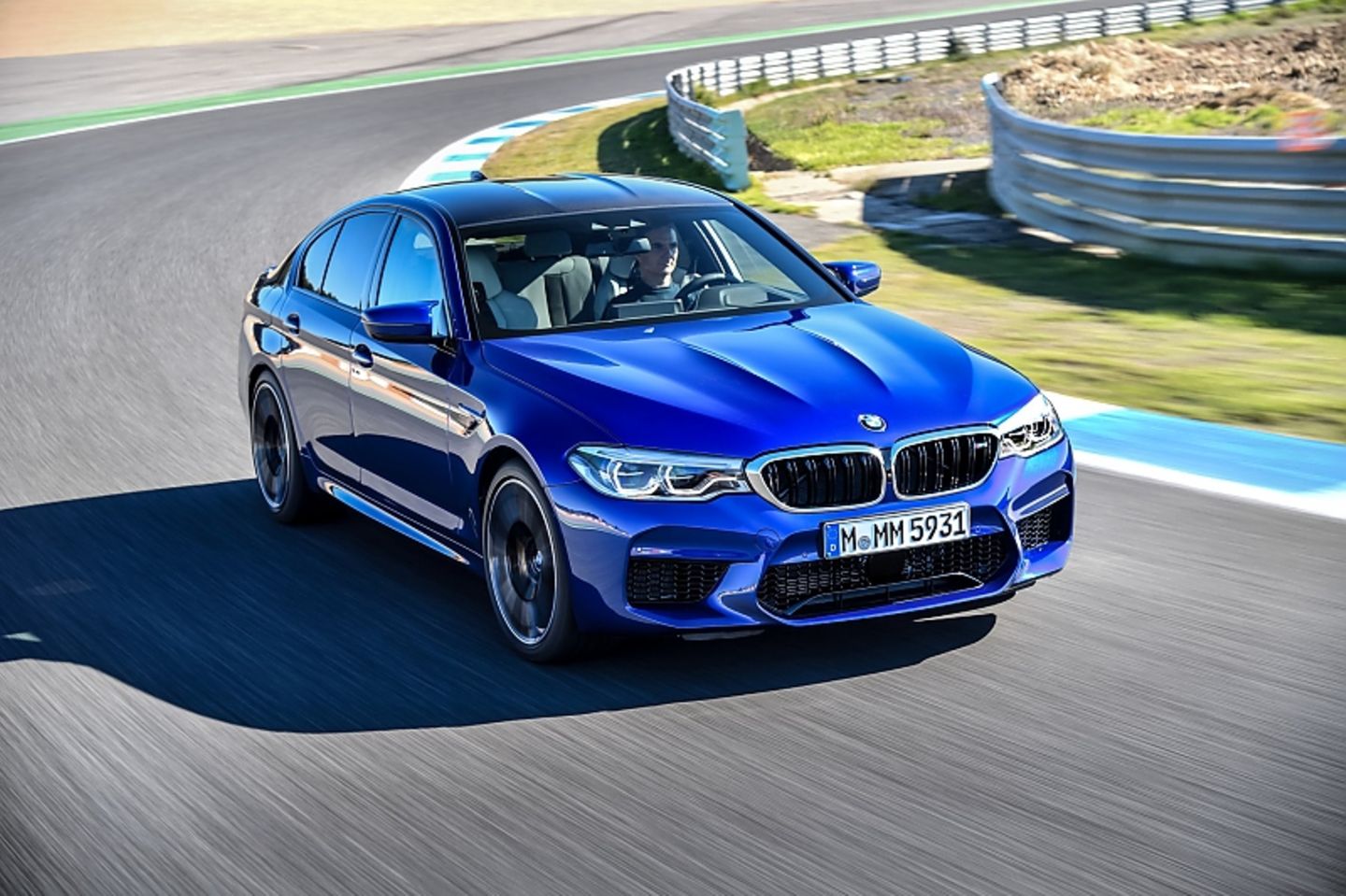 BMW M5 - die Höchstgeschwindigkeit liegt bei 305 km/h
