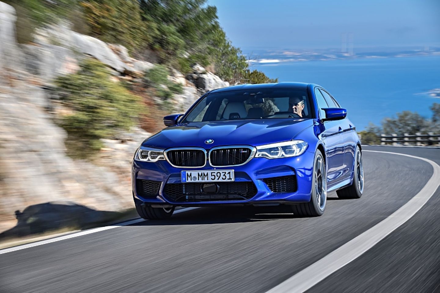 BMW M5 - große Lufteinlässe vorn