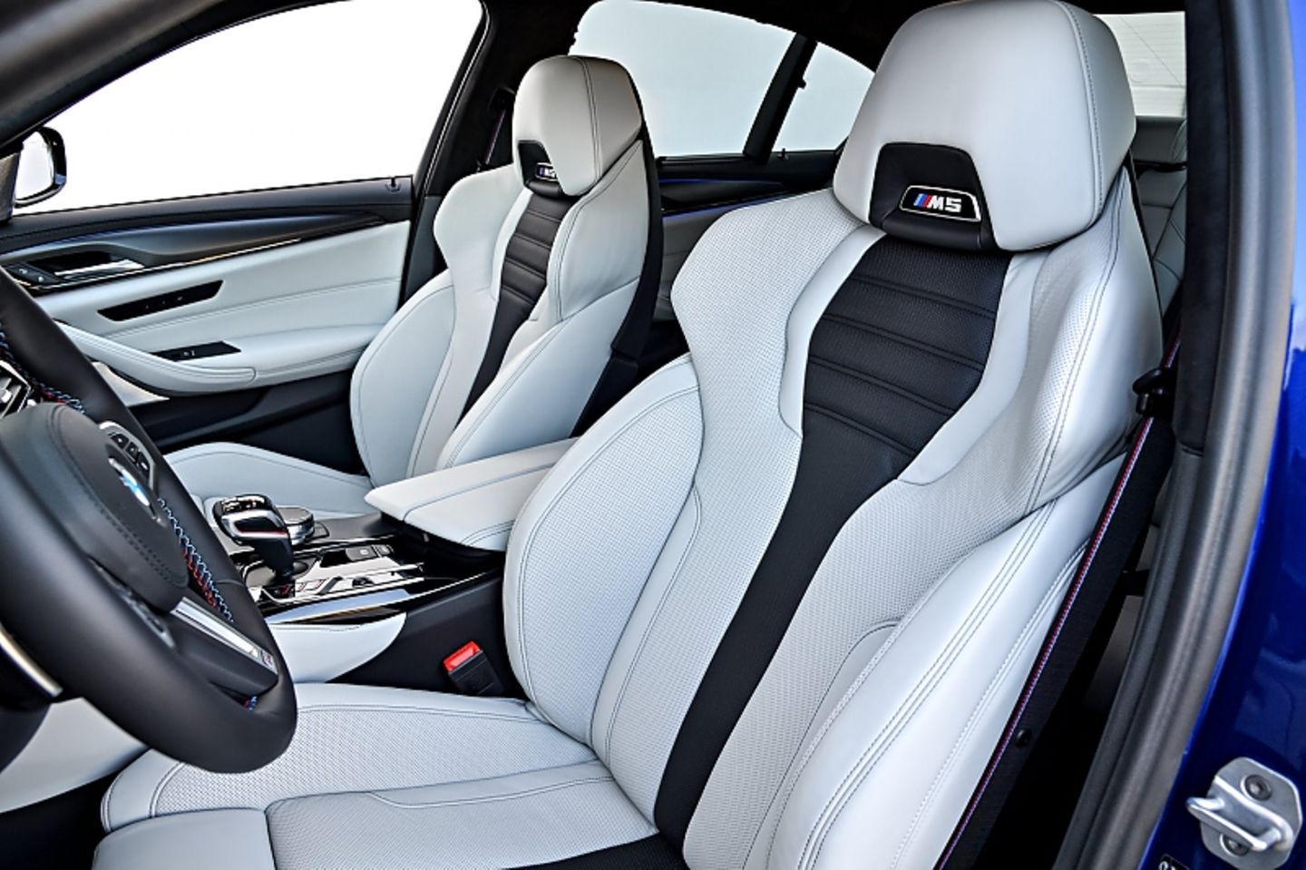 BMW M5 - viel Seitenhalt durch die Sportstühle