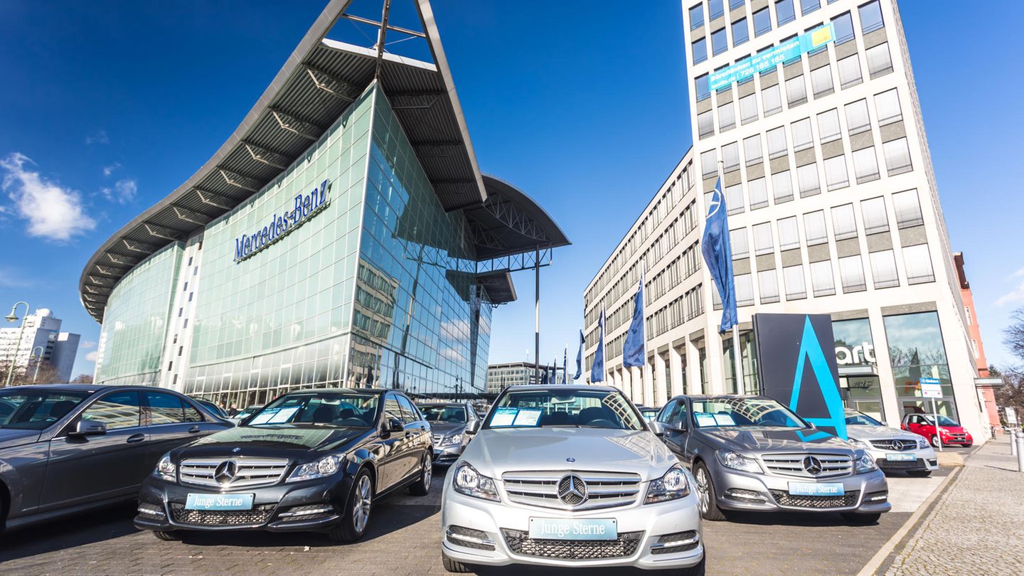 Daimler landet auf dem siebten Platz, eine Platzierung schlechter als im Vorjahr. Allerdings verdrängen in diesem Jahr die Autokonzerne Handelsunternehmen wie Kaufland oder dm. Beide Firmen sind nicht mehr in den Top 10 vertreten.