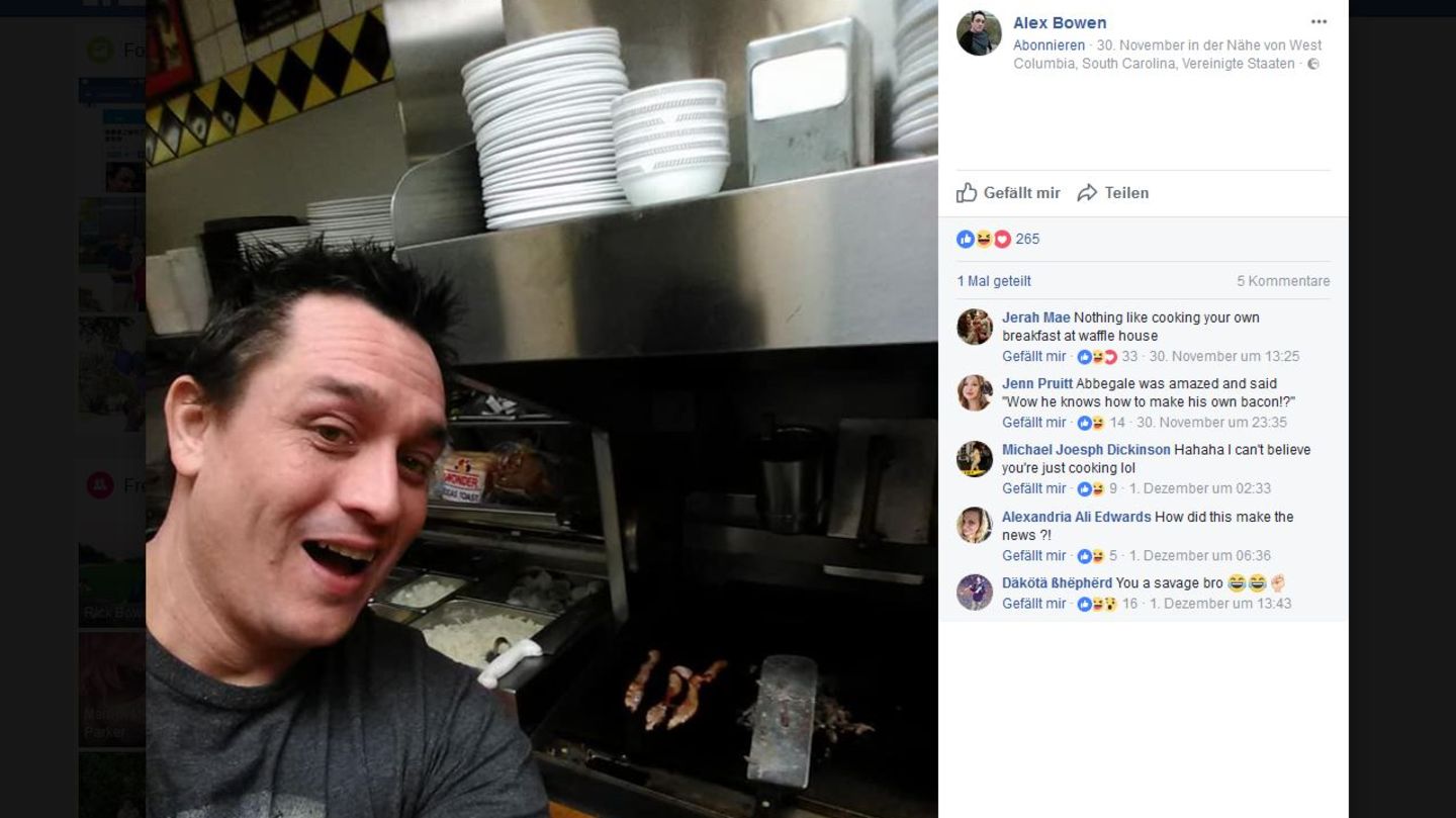 Alex Bowen brät sich im Waffle House sein Sandwich selbst