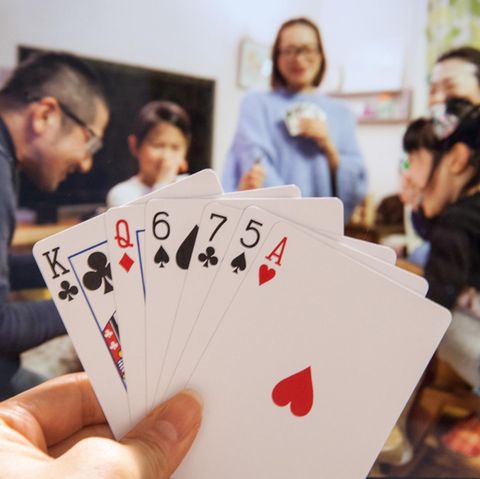 Ein Freundeskreis spielt Karten