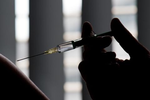 Impfkomission empfiehlt neuen Grippe Impfstoff: Eine Spritze wird einer Patientin verabreicht (Symbolbild)