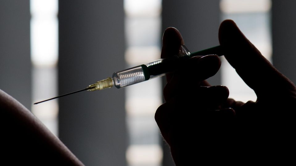 Impfkomission empfiehlt neuen Grippe Impfstoff: Eine Spritze wird einer Patientin verabreicht (Symbolbild)