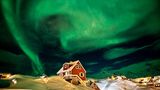 Gegen 20 Uhr lichteten sich die Wolken über Tasiilaq in Grönland für wenige Minuten. Zeit genug, um ein spektakuläres Nordlicht über dem kleinen Ort beobachten zu können.