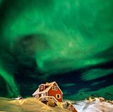 Gegen 20 Uhr lichteten sich die Wolken über Tasiilaq in Grönland für wenige Minuten. Zeit genug, um ein spektakuläres Nordlicht über dem kleinen Ort beobachten zu können.
