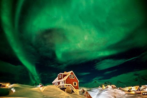 Gegen 20 Uhr lichteten sich die Wolken über Tasiilaq in Grönland für wenige Minuten. Zeit genug, um ein spektakuläres Nordlicht über dem kleinen Ort beobachten zu können.