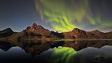 Die Stelle am Annfjord auf Langøya in Norwegen hatte Bernd Römmelt bei Tage ausgekundschaftet und blieb bis zur Nacht, auf Nordlichter hoffend. Er hatte Glück: Gegen 23 Uhr, der Vollmond schuf eine geradezu gespenstische Atmosphäre, begann das Leuchten.