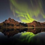 Die Stelle am Annfjord auf Langøya in Norwegen hatte Bernd Römmelt bei Tage ausgekundschaftet und blieb bis zur Nacht, auf Nordlichter hoffend. Er hatte Glück: Gegen 23 Uhr, der Vollmond schuf eine geradezu gespenstische Atmosphäre, begann das Leuchten.