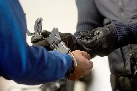 Justizbeamte nehmen dem 40-jährigen Mann im Gericht in Freiburg die Handschellen ab: Er hat die zwei Morde gestanden