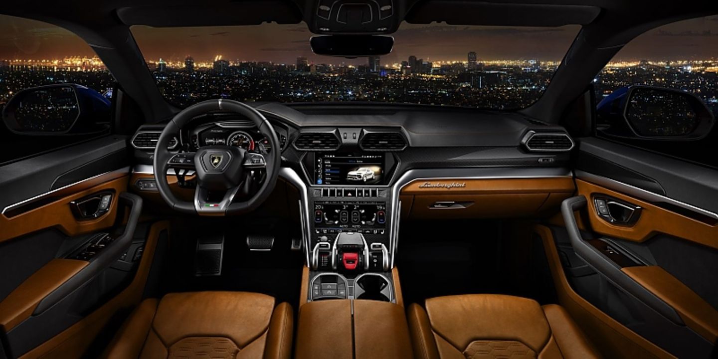 In der Mitte dominieren zwei Touchscreens