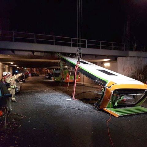 Berlin: Eisenbahnbrücke rasiert Flixbus das Dach ab