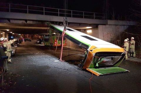 Berlin: Eisenbahnbrücke rasiert Flixbus das Dach ab