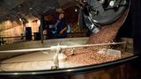 Der Kaffee wird in einem 40 Tonnen schweren Fass geröstet – Gäste können beim Prozess zugucken