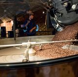 Der Kaffee wird in einem 40 Tonnen schweren Fass geröstet – Gäste können beim Prozess zugucken