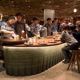 Starbucks hat China als neuen Markt auserkoren. Sie sagen, dass etwa alle 15 Stunden eine neue Filiale im Land eröffnet. Insgesamt hat Starbucks 3.000 Läden. Allein in Shanghai sind es 600 Cafés.