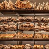 Starbucks backt gemeinsam mit der italienischen Bäckerkette Princi. Bereits seit 2016. Auch in der neuesten Filiale darf das Backwerk natürlich nicht fehlen.