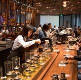Starbucks wirbt mit seiner neuesten Filiale auch mit dem "Café der Zukunft". Wer zu Starbucks geht, soll etwas erleben und nicht nur eine Tasse Kaffee konsumieren. 