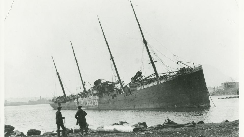 Größte konventionelle Explosion: Das Wrack der Imo. Das Wrack der Imo.
