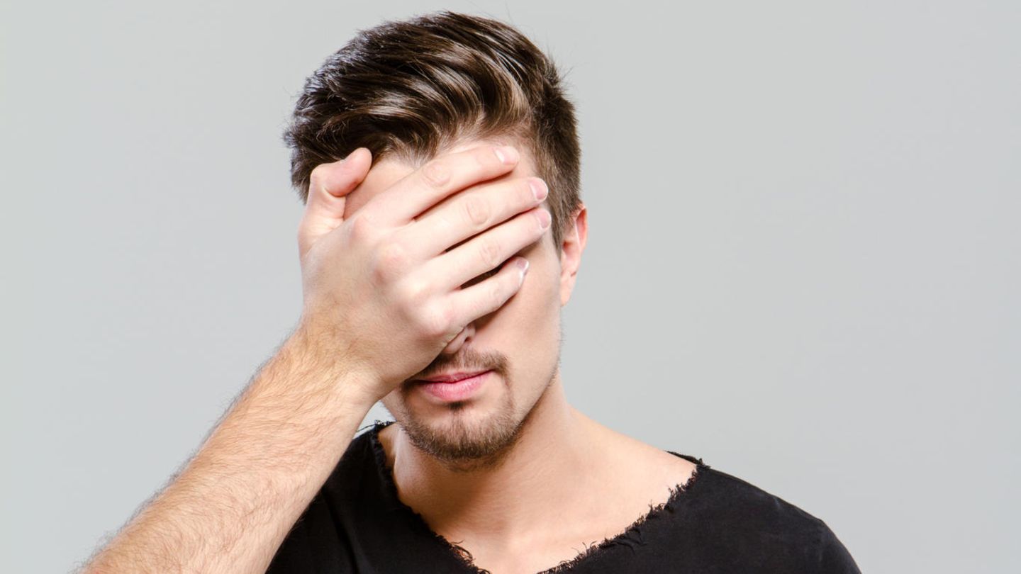 Symbolbild: Mann schlägt peinlich berührt die Hand vor die Augen