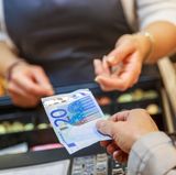 Die Bundesagentur für Arbeit hat angekündigt, Bargeld aus allen Jobcentern und Arbeitsagenturen zu verbannen. Leistungsempfänger sollen ihr Geld nun an den Kassen von Supermärkten und Drogerien bekommen. So praktikabel der Plan auch ist: Kritiker bemängeln, dass dadurch die Bezieher bloßgestellt werden könnten.