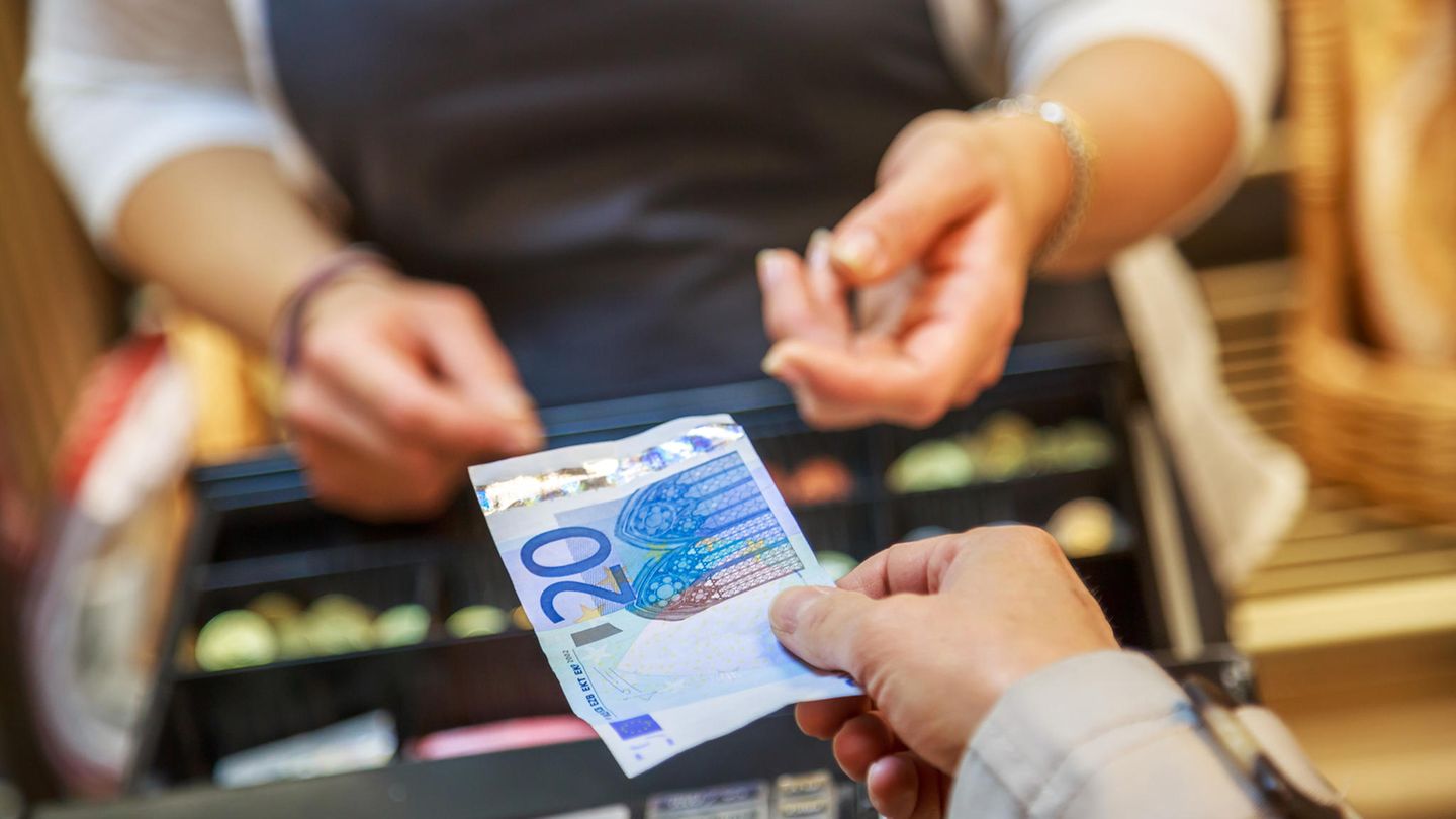 Arbeitslosengeld Die Bundesagentur für Arbeit hat angekündigt, Bargeld aus allen Jobcentern und Arbeitsagenturen zu verbannen. Leistungsempfänger sollen ihr Geld nun an den Kassen von Supermärkten und Drogerien bekommen. So praktikabel der Plan auch ist: Kritiker bemängeln, dass dadurch die Bezieher bloßgestellt werden könnten.