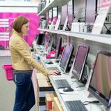 Bislang können teure Arbeitsmittel - beispielsweise ein neuer PC oder Arbeitskleidung - nur 410 Euro als geringwertige Güter bei der Steuer geltend machen. Dieser Betrag wird 2018 erhöht auf 800 Euro.