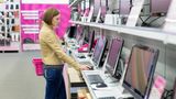 Bislang können teure Arbeitsmittel - beispielsweise ein neuer PC oder Arbeitskleidung - nur 410 Euro als geringwertige Güter bei der Steuer geltend machen. Dieser Betrag wird 2018 erhöht auf 800 Euro.