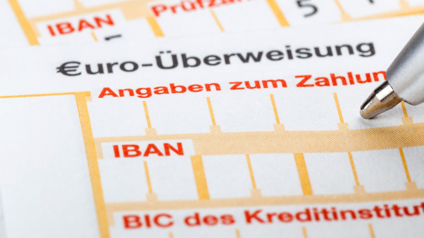 Überweisungen ins Ausland werden teurer. Ausgenommen davon sind SEPA-Überweisungen. Wer regelmäßig Geld ins Ausland transferiert, sollte die Gebühren der Banken vergleichen.