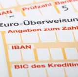 Überweisungen ins Ausland werden teurer. Ausgenommen davon sind SEPA-Überweisungen. Wer regelmäßig Geld ins Ausland transferiert, sollte die Gebühren der Banken vergleichen.
