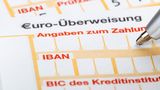 Überweisungen ins Ausland werden teurer. Ausgenommen davon sind SEPA-Überweisungen. Wer regelmäßig Geld ins Ausland transferiert, sollte die Gebühren der Banken vergleichen.