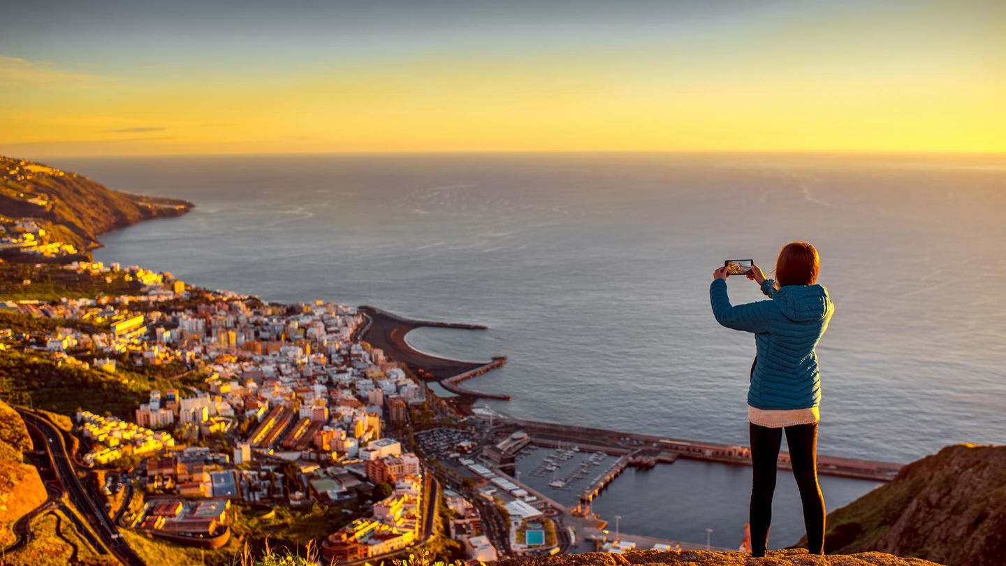 Touristensteuer auf Mallorca Gäste in Fünf-Sterne-Hotels der Inseln Mallorca, Menorca, Formentera und Ibiza müssen künftig vier Euro (statt wie bisher zwei Euro) Bettensteuer pro Kopf und Nacht zahlen. In günstigeren Unterkünften wird ein Euro (statt 50 Cent) fällig. Und auch Kreuzfahrtpassagiere werden demnächst ausnahmslos zur Kasse gebeten - bisher mussten sie bei kurzen Aufenthalten von weniger als zwölf Stunden nichts zahlen. Mehr Infos finden Sie hier.