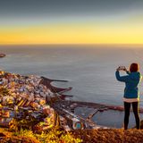 Gäste in Fünf-Sterne-Hotels der Inseln Mallorca, Menorca, Formentera und Ibiza müssen künftig vier Euro (statt wie bisher zwei Euro) Bettensteuer pro Kopf und Nacht zahlen. In günstigeren Unterkünften wird ein Euro (statt 50 Cent) fällig. Und auch Kreuzfahrtpassagiere werden demnächst ausnahmslos zur Kasse gebeten - bisher mussten sie bei kurzen Aufenthalten von weniger als zwölf Stunden nichts zahlen. Mehr Infos finden Sie hier.