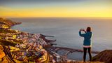 Gäste in Fünf-Sterne-Hotels der Inseln Mallorca, Menorca, Formentera und Ibiza müssen künftig vier Euro (statt wie bisher zwei Euro) Bettensteuer pro Kopf und Nacht zahlen. In günstigeren Unterkünften wird ein Euro (statt 50 Cent) fällig. Und auch Kreuzfahrtpassagiere werden demnächst ausnahmslos zur Kasse gebeten - bisher mussten sie bei kurzen Aufenthalten von weniger als zwölf Stunden nichts zahlen. Mehr Infos finden Sie hier.