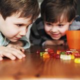 Das Kindergeld steigt um zwei Euro in 2018. Für das erste und zweite Kind gibt es künftig 194 Euro, für das dritte 200 Euro und ab dem vierten Kind jeweils 225 Euro.